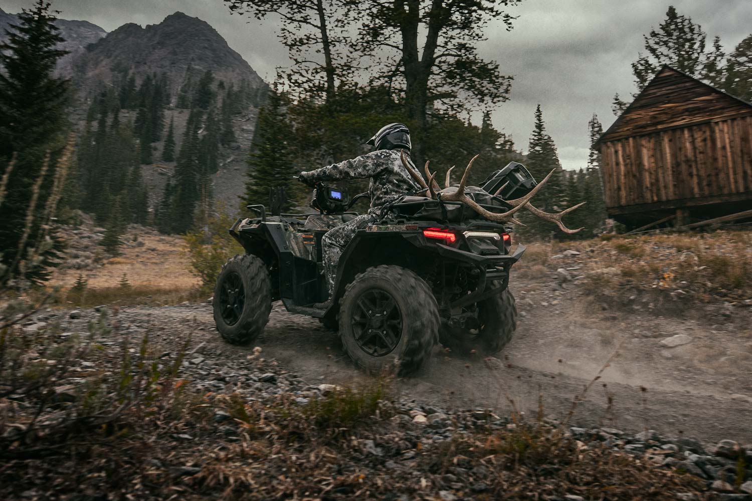 Peinture camouflage, espace de rangements pour accrocher les gibiers sont les caractéristiques des quads pour chasser